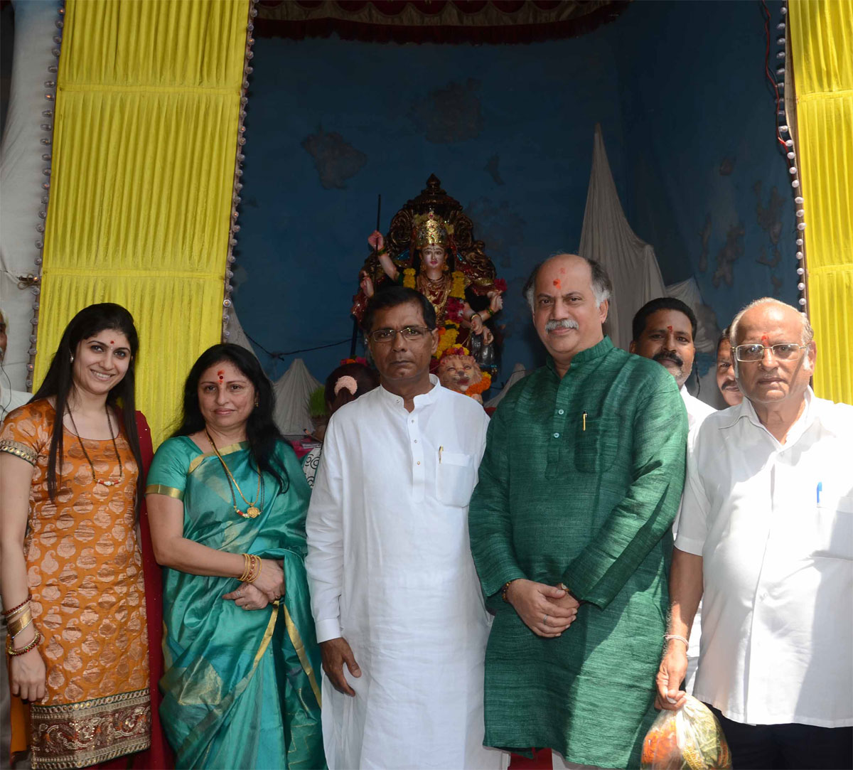 M.P. & EX.UNION MINISTER GURUDAS KAMAT WITH WIFE SMT.MARUKH KAMAT VISITED MAHALAXMI MANDIR.