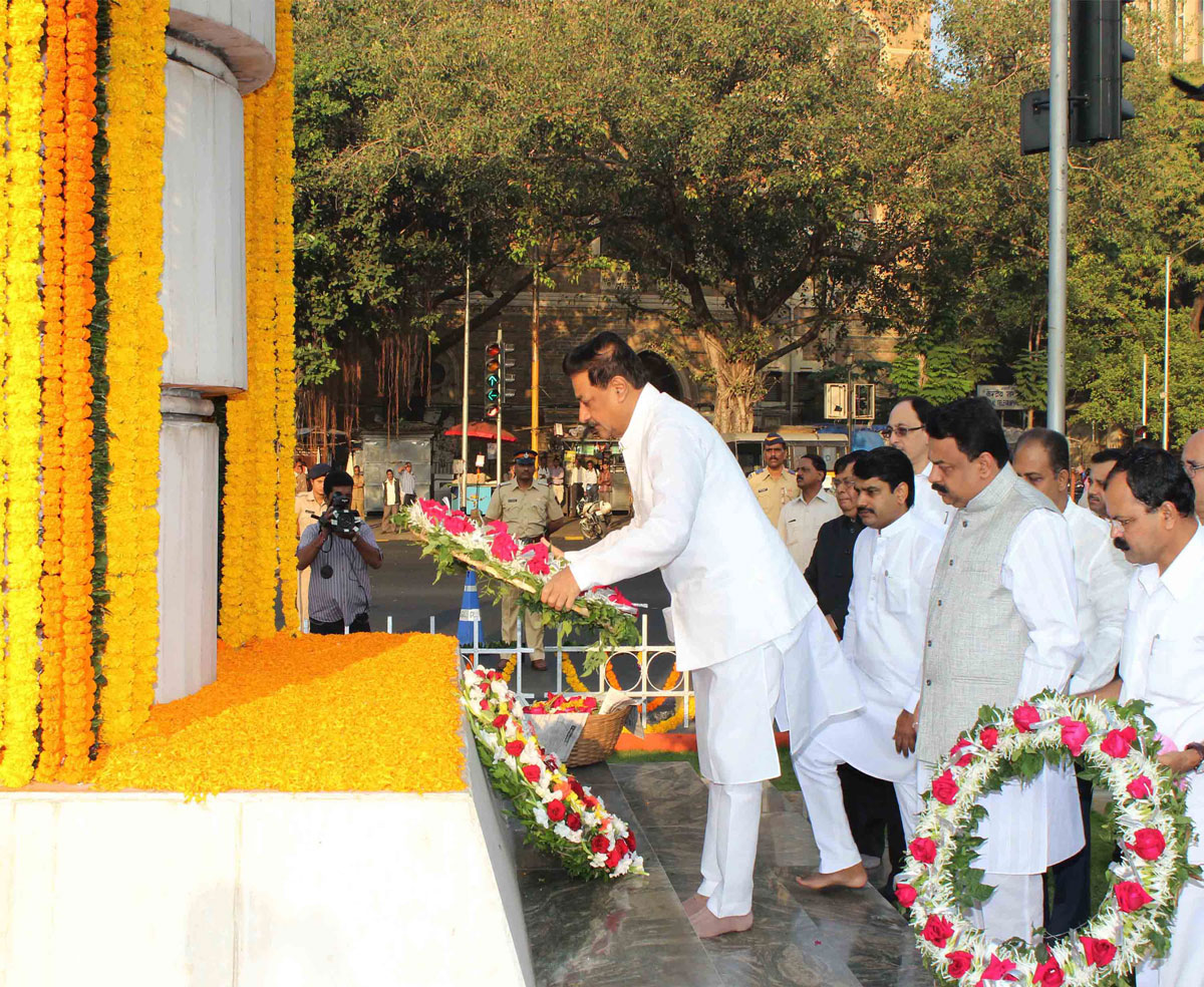 CHIEF MINISTER PRITHVIRAJ CHAVAN AT HUTATMA CHOWK.