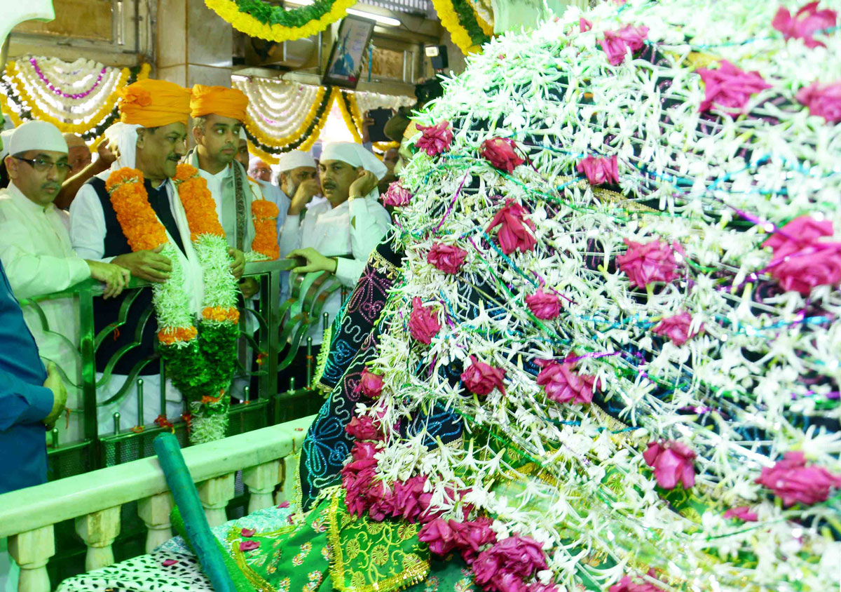 Chief Minister Prithviraj Chavan & Union Minister Of State Milind Deora to Seek Blessings from Hajrat Abdul Rehman Shah Baba (R.A.) Dargah at Dongri.