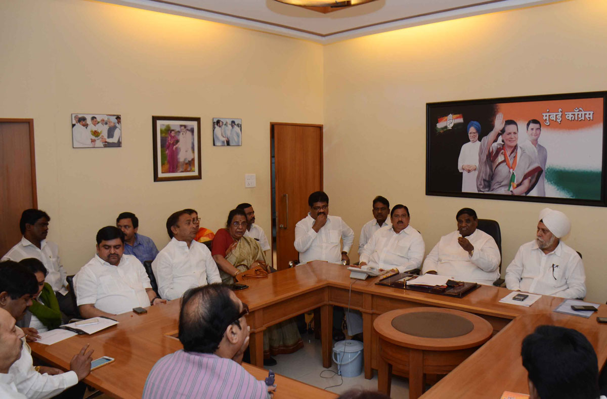MRCC President Janardan Chandurkar During Party Worker's Meeting at Rajiv Gandhi Bhavan.