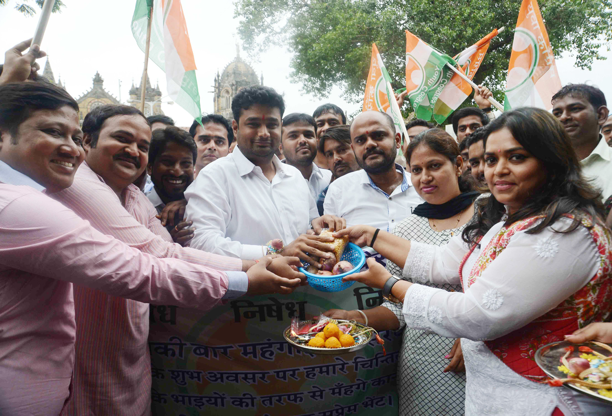 Mumbai Youth Congress Celebrates Peculiar Rakshaa Bandhan to Protest against Price Hike Of Onion & Dal's at CST Mumbai.