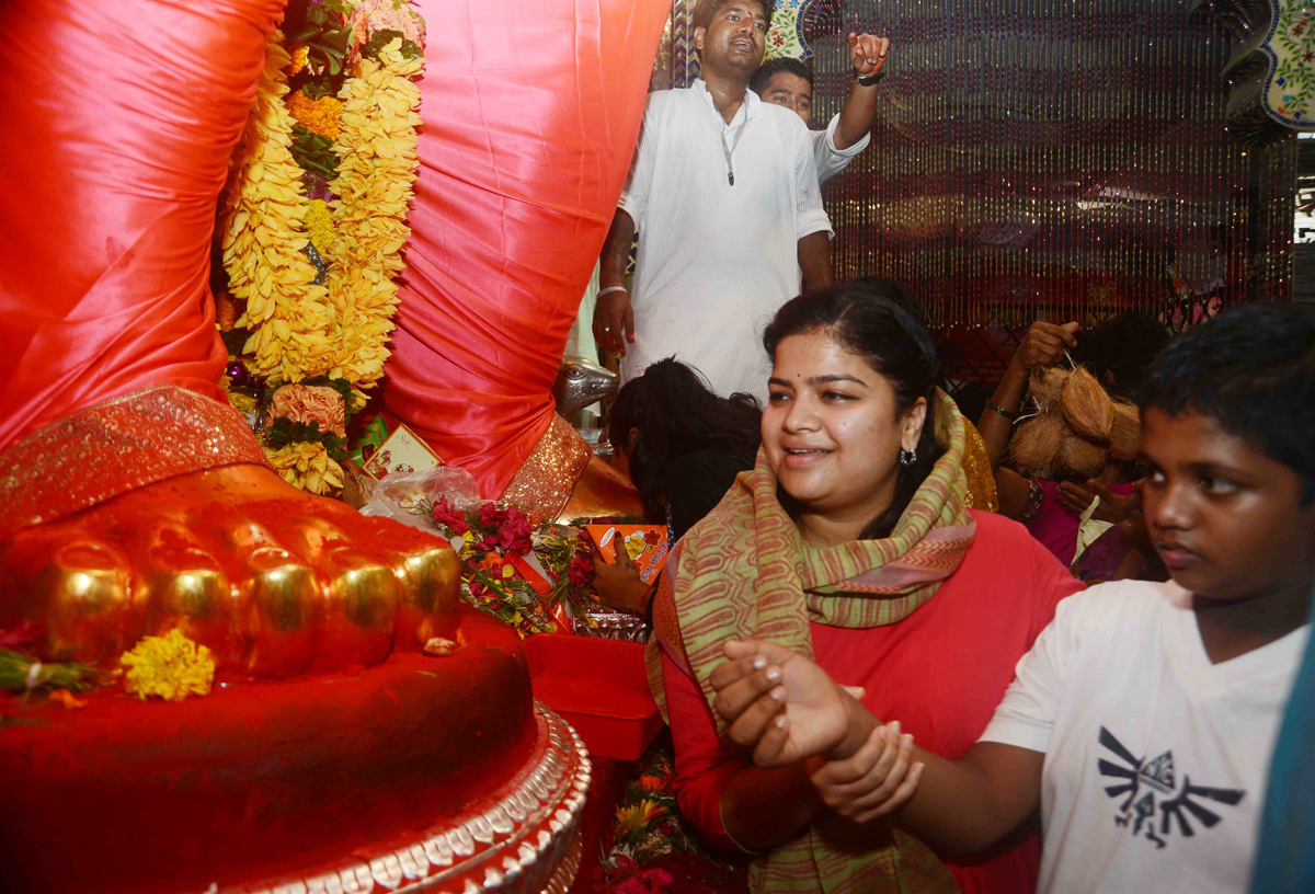 MP Poonamtai Mahajan for "Lal Baugcha Raja" Ganpati Darshan.