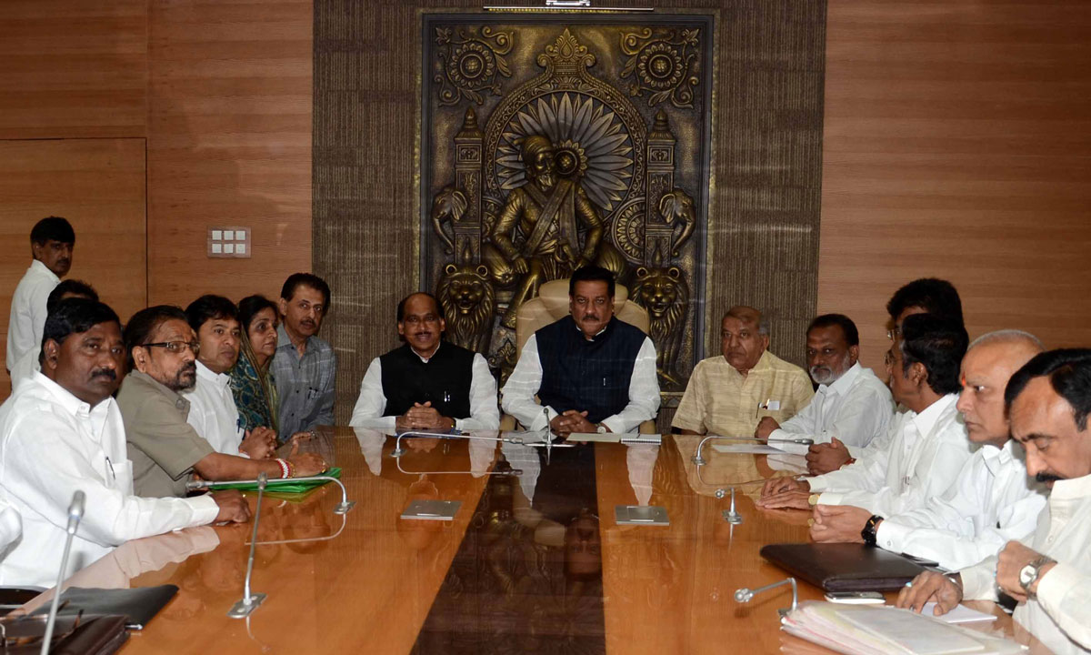 CONGRESS LEADER'S & STATE PRESIDENT MANIKRAO THAKRE MEETS CHIEF MINISTER PRITHVIRAJ CHAVAN AT VIDHAN BHAVAN MUMBAI.