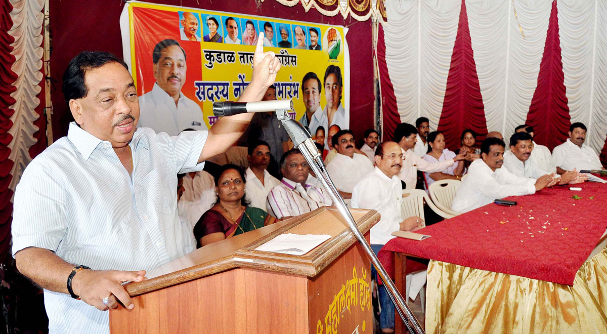 MINISTER NARAYANRAO RANE & YOUTH CONGRESS LEADER NITESH RANE IN CONGRESS PARTY MEMBERSHIP DRIVE AT KUDAL.
