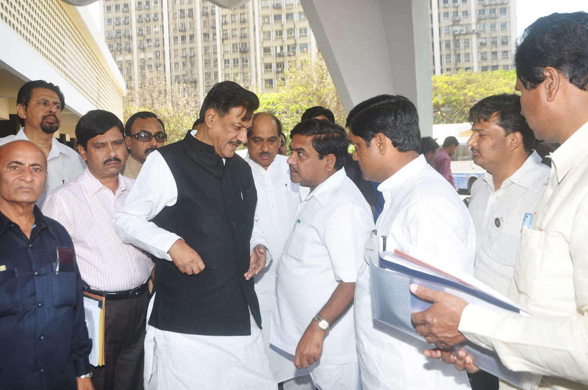 CHIEF MINISTER PRITHVIRAJ CHAVAN ,MPCC PRESIDENT MANIKRAO THAKRE, MRCC PRESIDENT KRIPASHANKAR SINGH MEETS HOME MINISTER R.R.PATIL AT VIDHAN BHAVAN.