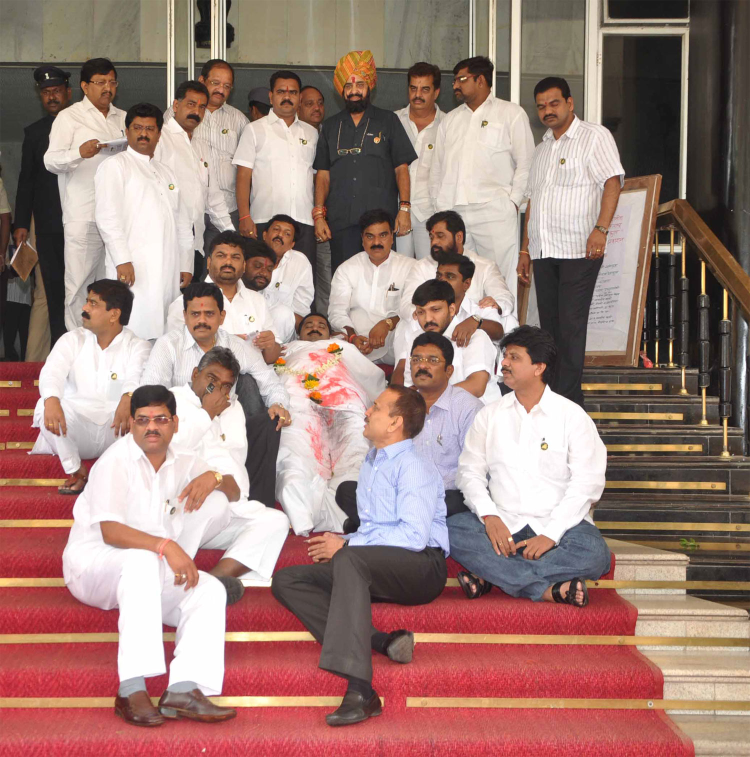 SENA-BJP-MNS PROTEST ON FARMER FIRING ISSUE AGAINST CONGRESS NCP GOVT AT VIDHAN BHAVAN.
