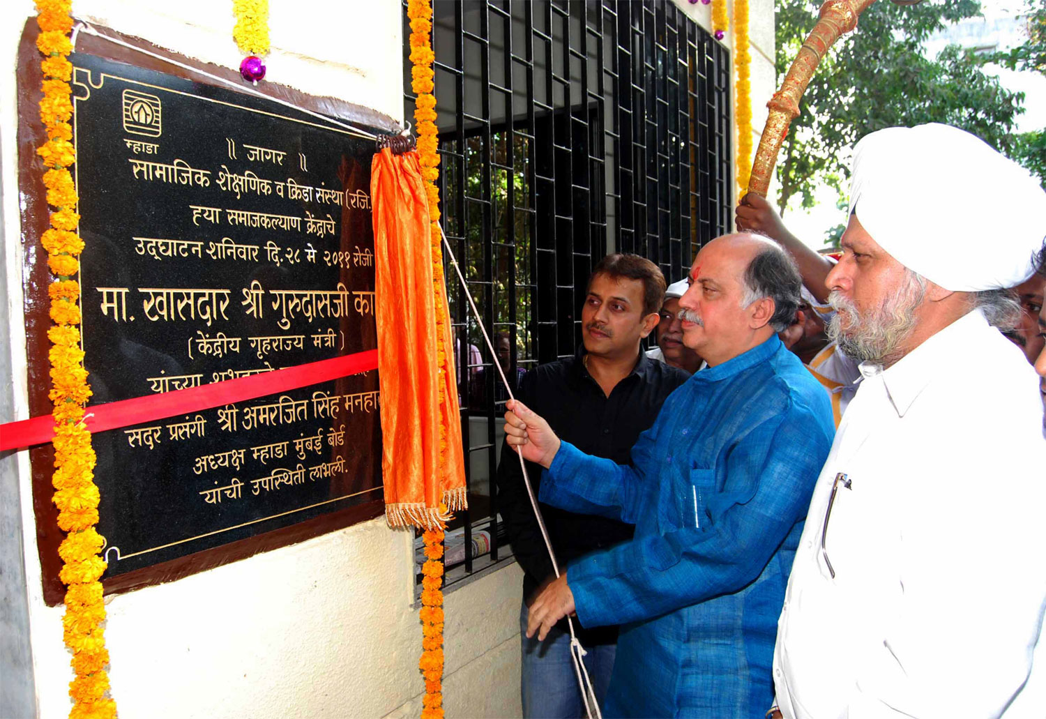 UNION MINISTER GURUDAS KAMAT INUAGRATING SAMAJ KALYAN KENDRA GARDEN, SPORTS GROUND IN HIS CONSTITUENCY AT GOREGAON.