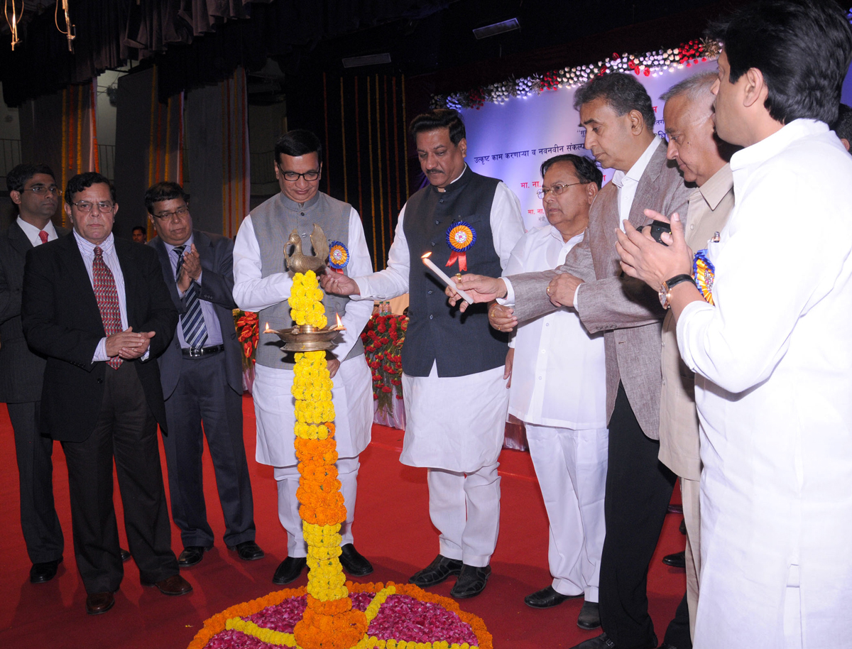 CHIEF MINISTER PRITHVIRAJ CHAVAN & MINISTER BALASAHEB THORAT CELEBRATING REVENUE DAY AT NAGPUR.