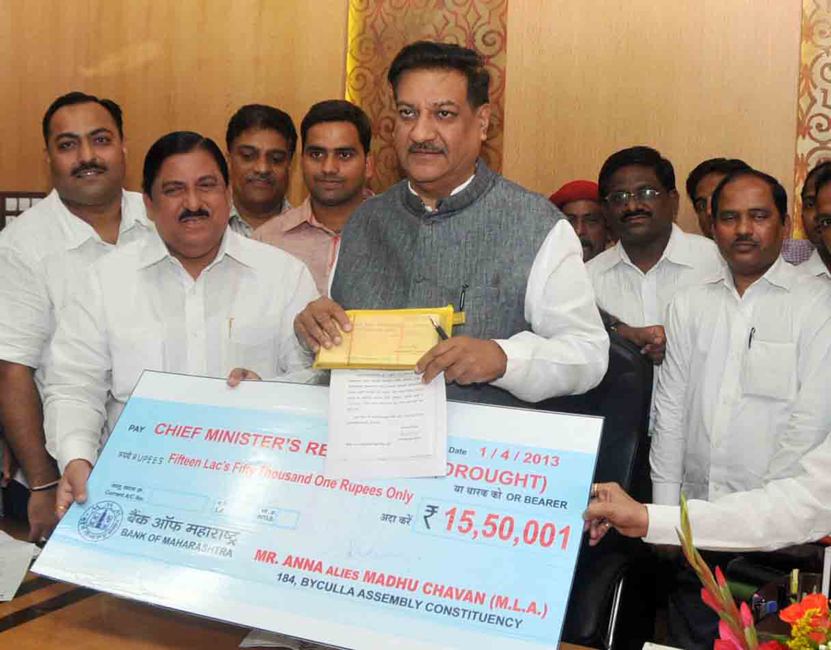 MLA MADHU CHAVAN PRESENTED A CHEQUE OF Rs.15,50,001.TO CHIEF MINISTER RELIFE FUND AT VIDHAN BHAVAN.