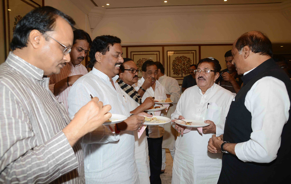 CHIEF MINISTER PRITHVIRAJ CHAVAN TEA PARTY BEFORE SESSION AT SAHYADRI GUEST HOUSE MALBAR HILL.