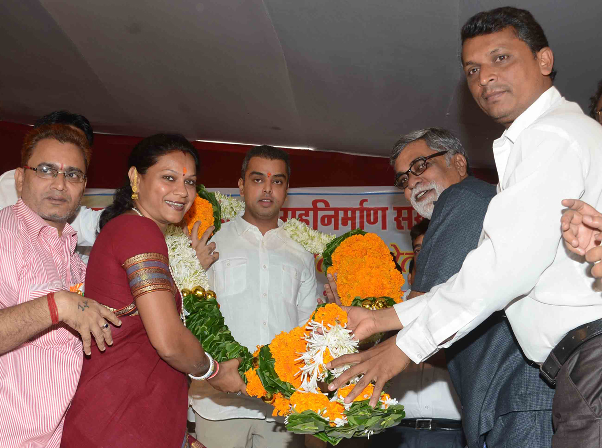 UNION MINISTER OF STATE FOR COMMUNICATION IT & SHIPPING MILIND DEORA FELECITATED BY BMC WORKER'S AT TULSHIWADI TARDEO.