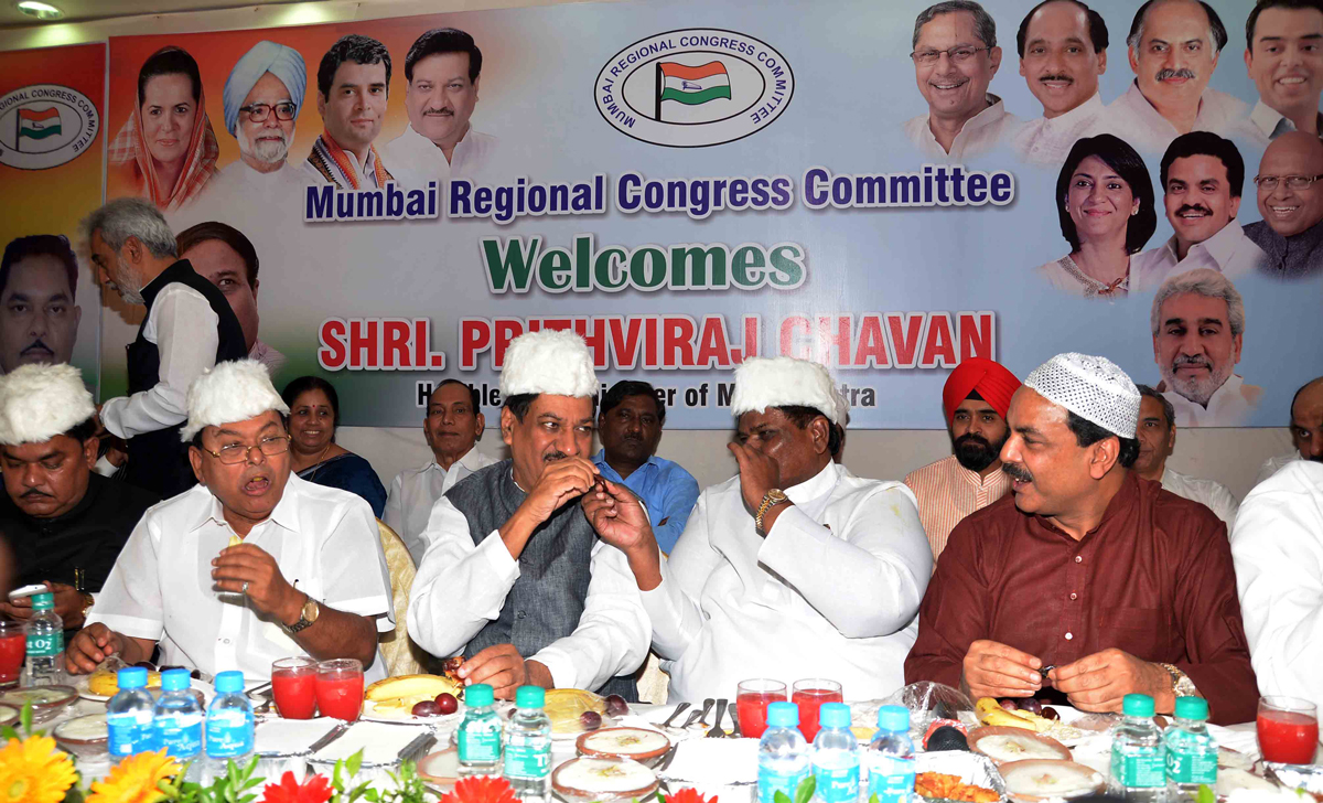 CHIEF MINISTER PRITHVIRAJ CHAVAN IN RAMZAN ROZA-E-IFTAR PARTY ORGANIZED BY MRCC AT ISLAM GYMKHANA MUMBAI.