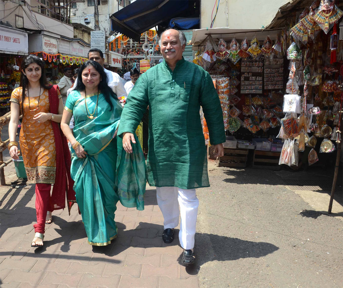 M.P. & EX.UNION MINISTER GURUDAS KAMAT WITH WIFE SMT.MARUKH KAMAT VISITED MAHALAXMI MANDIR