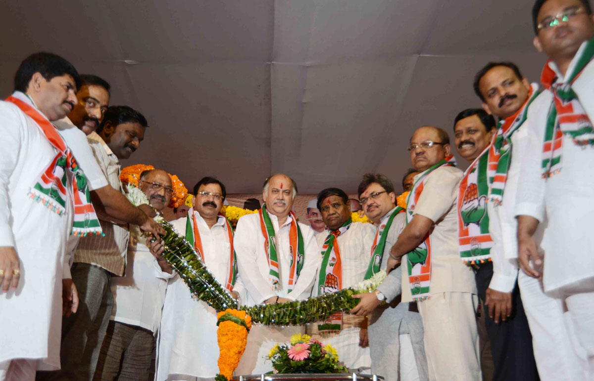 Mumbai Congress President Janardan Chandurkar & AICC Gen.Sec.& MP.Gurudas Kamat in congress party workers rally at Bhandup.