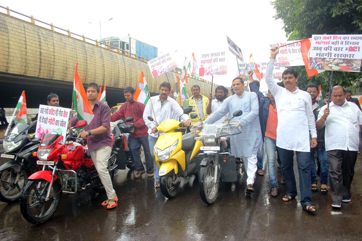 Kalina Assembly MLA Kripashankar Singh with Team to Protest Against Petrol & LPG Price Hike at Santacruz Vile Parle.