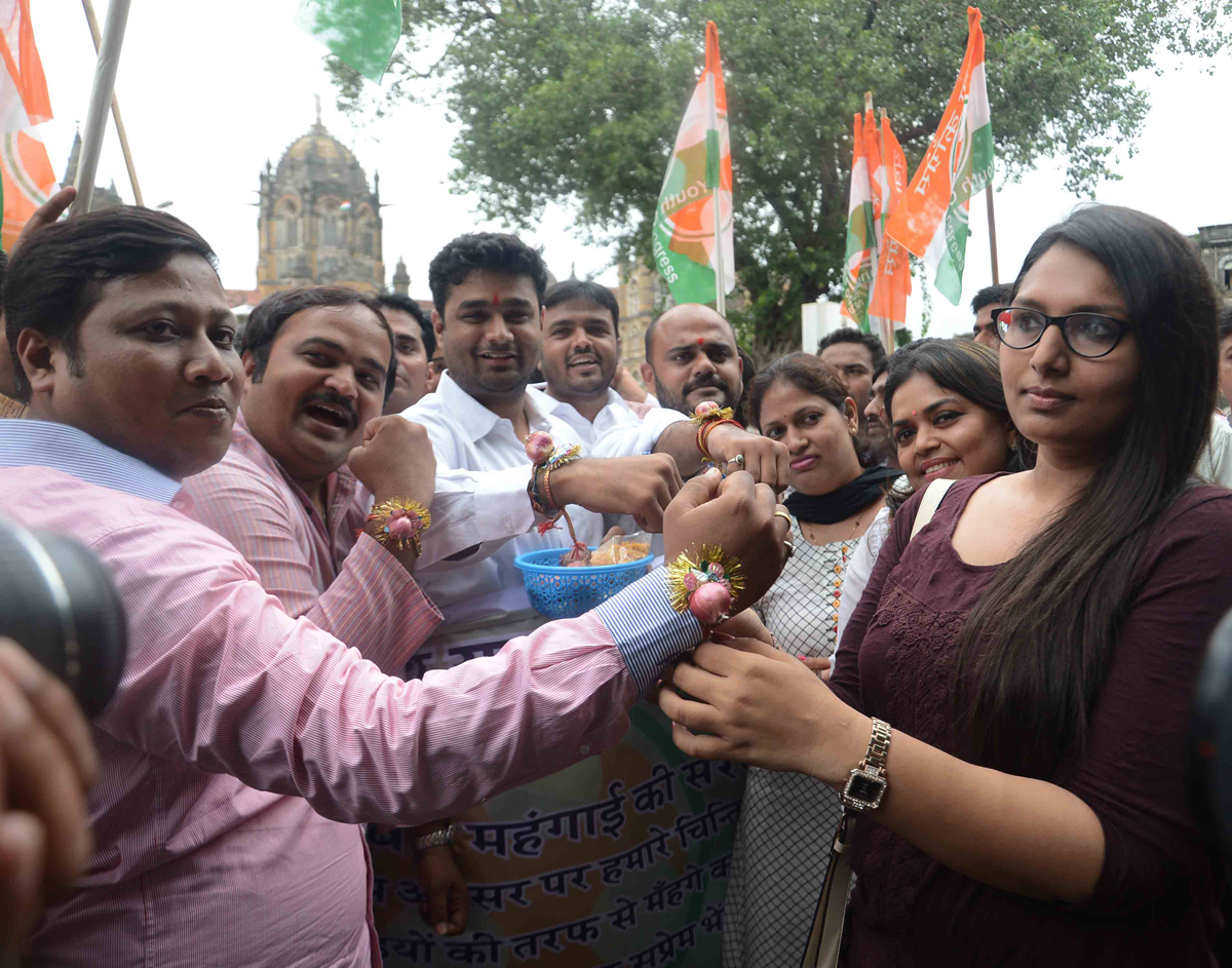 Mumbai Youth Congress Celebrates Peculiar Rakshaa Bandhan to Protest against Price Hike Of Onion & Dal's at CST Mumbai.