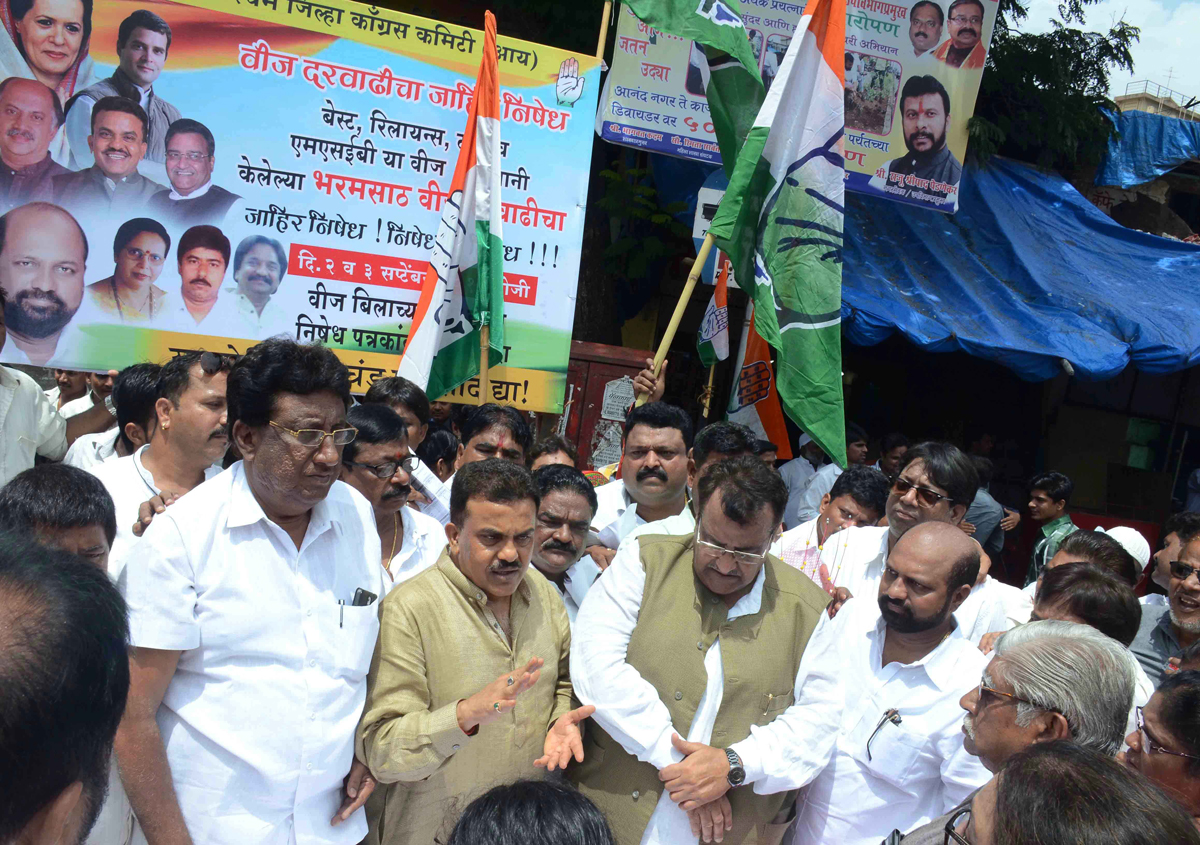 MRCC President Sanjay Nirupam Organised Signature Campaign to Protest against Hike Rates of Electricity Bill.