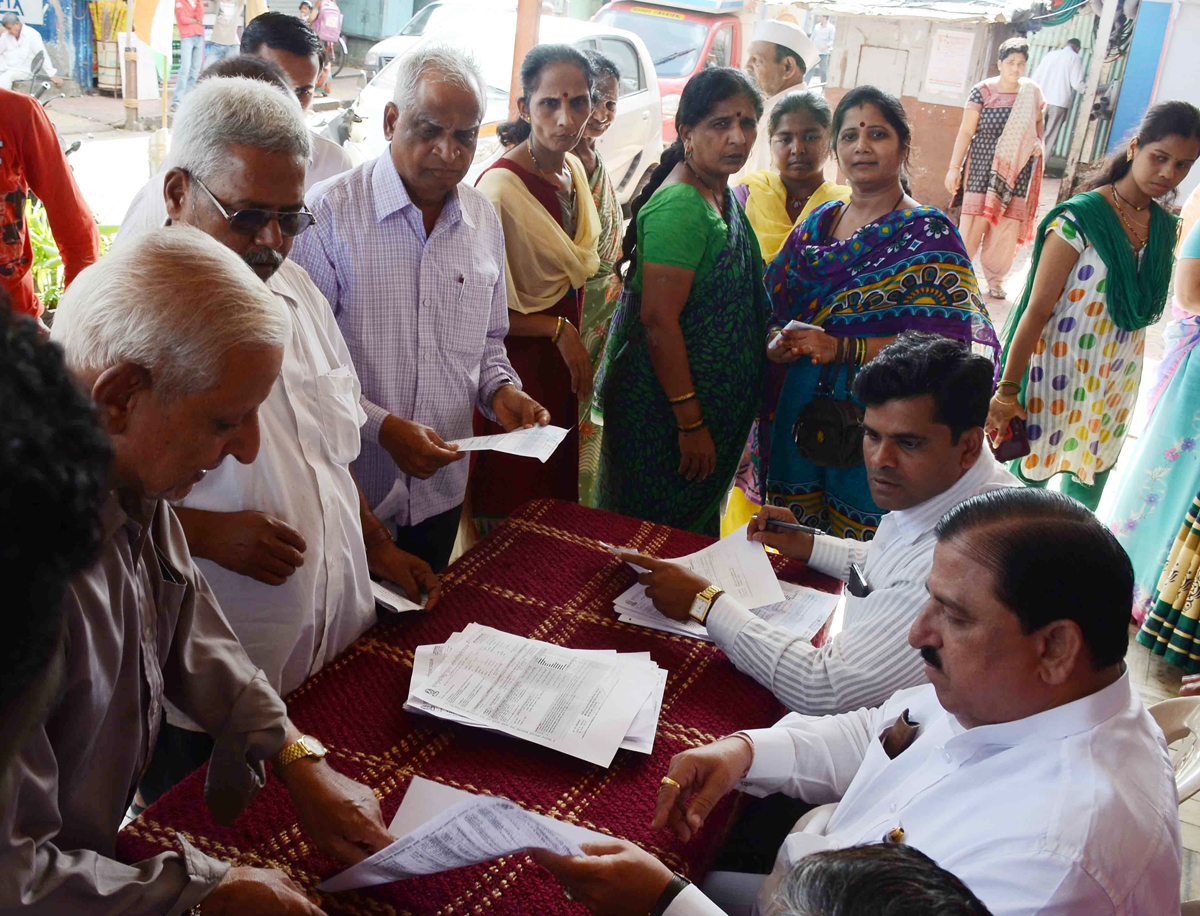 Ex.MLA Madhu Chavan during Signature Campaign to Protest against Hike Rates of Electricity Bill.