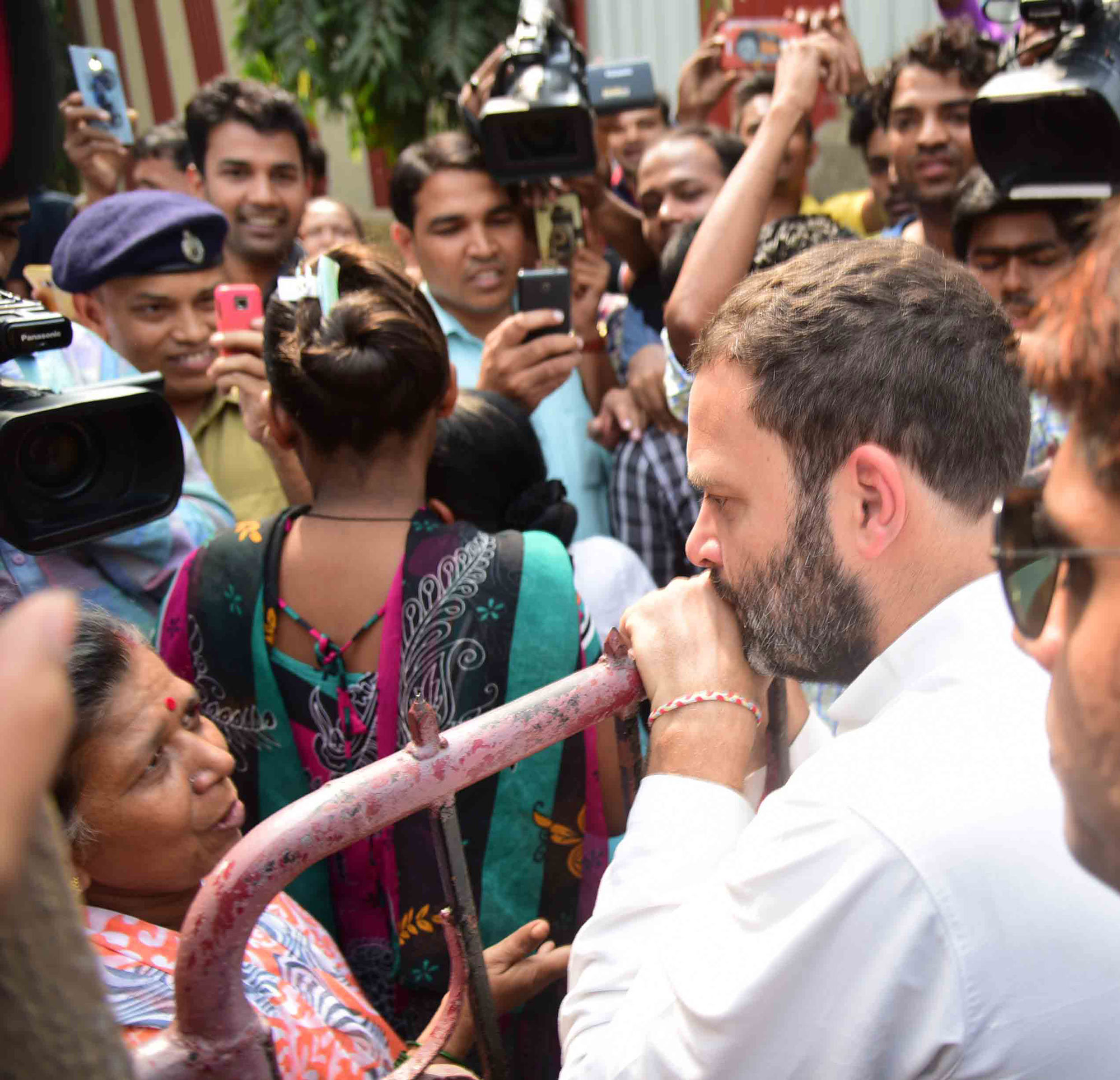 All India Congress Vice President Rahul Gandhi at Bhiwandi Court on his way to airport he met People in Queue outside Banks & ATM at Vakola SBI & Canara Bank.