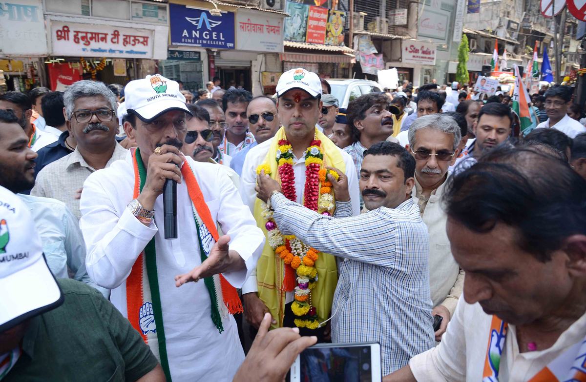 MRCC President & South Mumbai Congress-NCP Candidate Milind Deora Election Campaign at Mangaldas Market Kalbadevi.