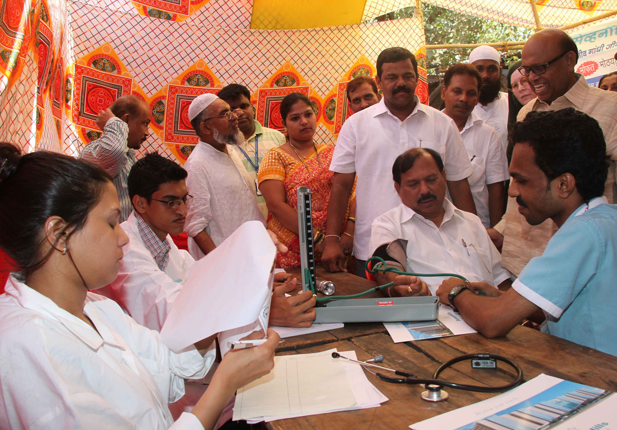 M.P.EKNATH GAIKWAD & MLA KALIDAS KOLAMBKR ON MEDICAL CAMP AT SEWREE.
