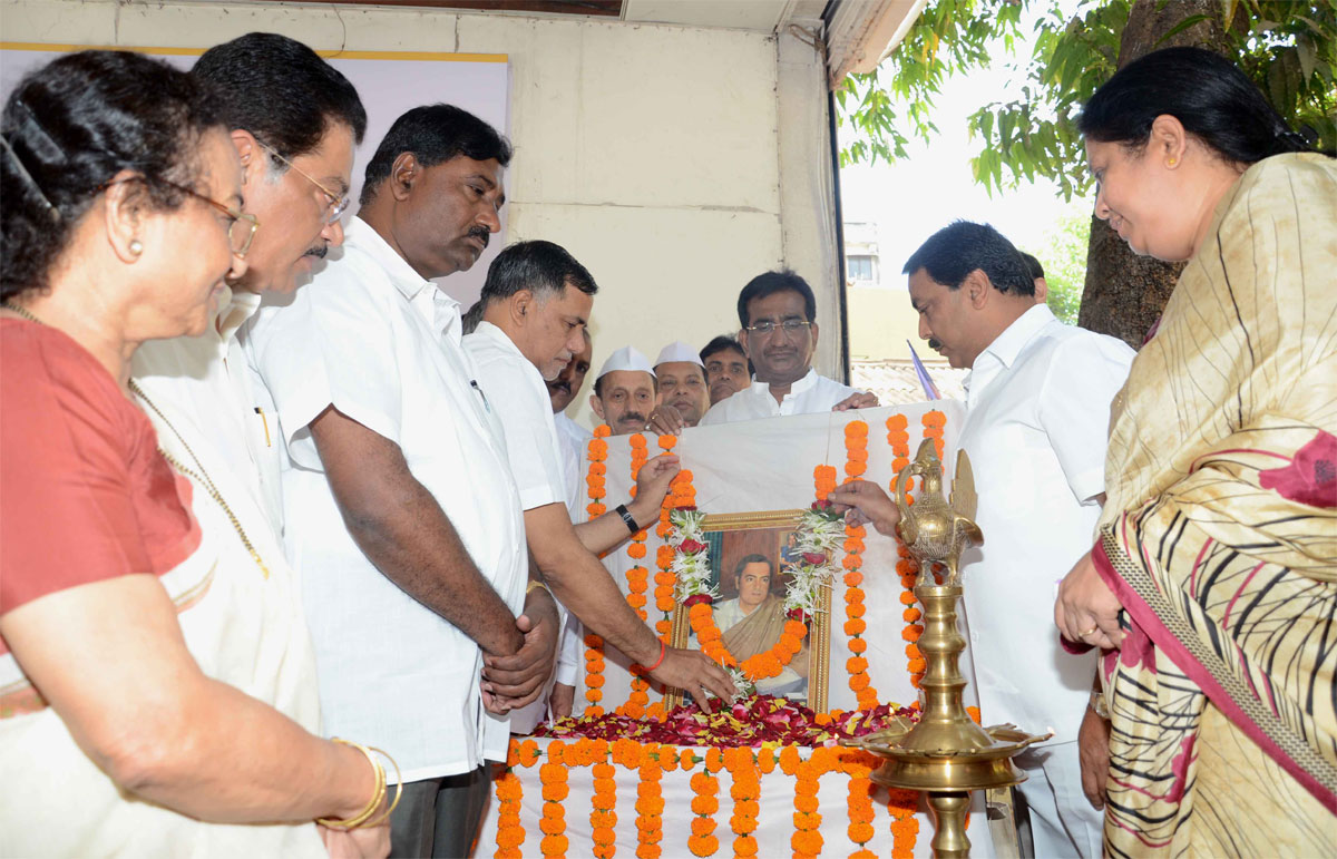 CONGRESS LEADER'S PAYING TRIBUTE TO LATE PRIME MINISTER RAJIV GANDHI ON HIS DEATH ANNIVERSARY AT MUMBAI CONGRESS RAJIV GANDHI BHAVAN.