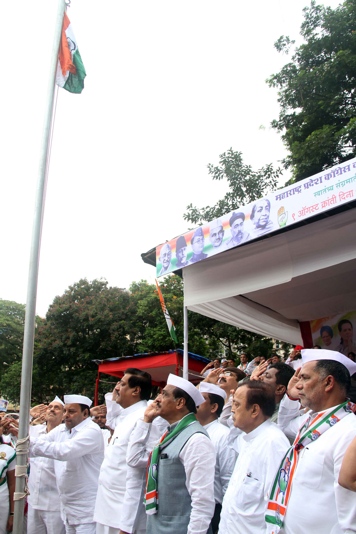 CONGRESS LEADER'S PAYING TRIBUTE TO "KRANTI STAMBHA" ON THE OCCASION "KRANTI DIN" AT GOWALIA TANK MAIDAN IN MUMBAI.