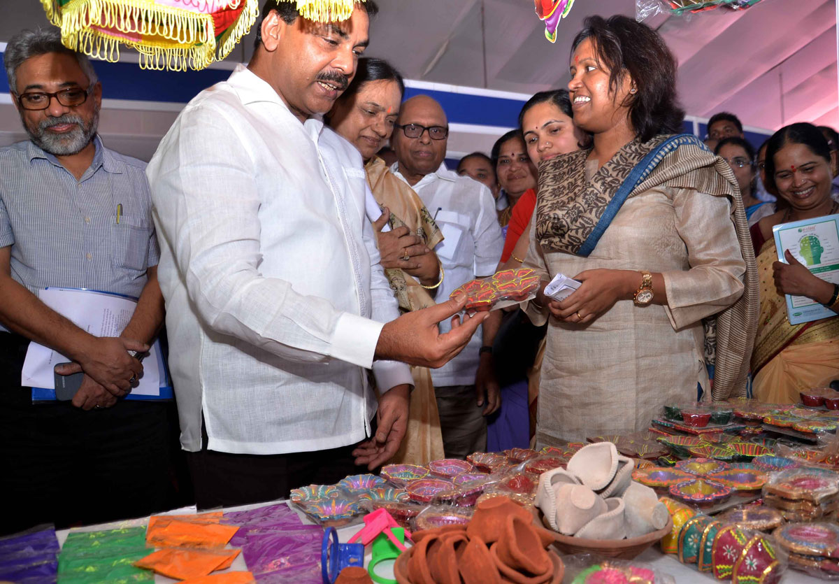 MINISTER MOHD ARIF NASIM KHAN & MINISTER VARSHATAI GAIKWAD INAUGURATION DEEPUTSAV 2012 AT BANDRA RECLAMATION.