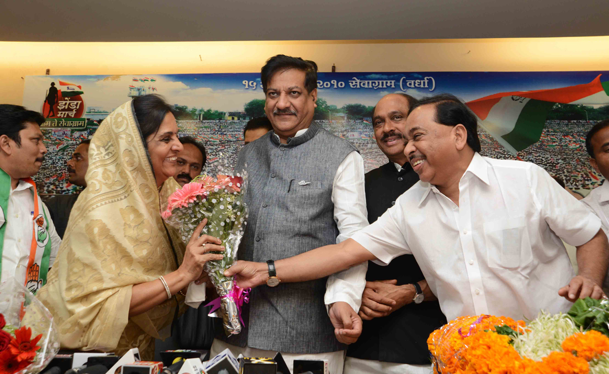 CHIEF MINISTER PRITHVIRAJ CHAVAN,MPCC PRESIDENT MANIKRAO THAKRE,MINISTER NARAYRNRAO RANE & MP.RAJNITAI PATIL AT GANDHI BHAVAN.