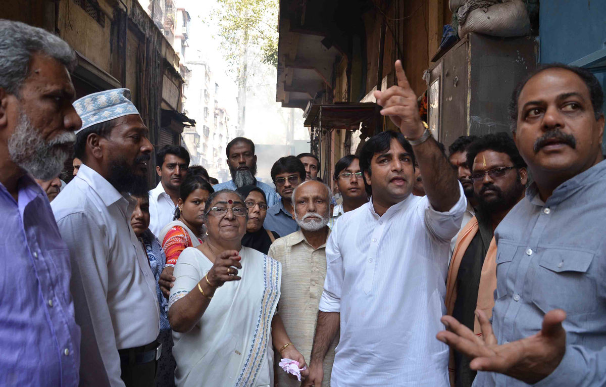 MLA ANNIE SHEKHAR & MUNICIPAL CORPORATER JAVED JUNEJA ROUND AT KATHA BAZAR MASJID BUNDER.