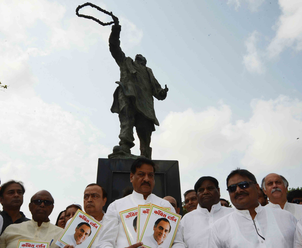 MUMBAI CONGRESS PAYING TRIBUTE TO LATE PRIME MINISTER RAJIV GANDHI ON HIS DEATH ANNIVERSARY AT COOPERAGE MAIDAN.