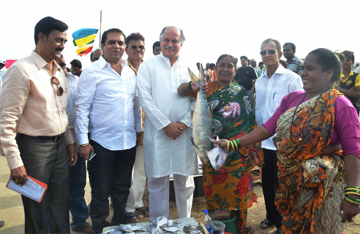 MP.& EX.UNION MINISTER GURUDAS KAMAT INAUGURATES NEW PLATFORM FOR FISHERMEN AT VERSOVA BAZAAR GALI.