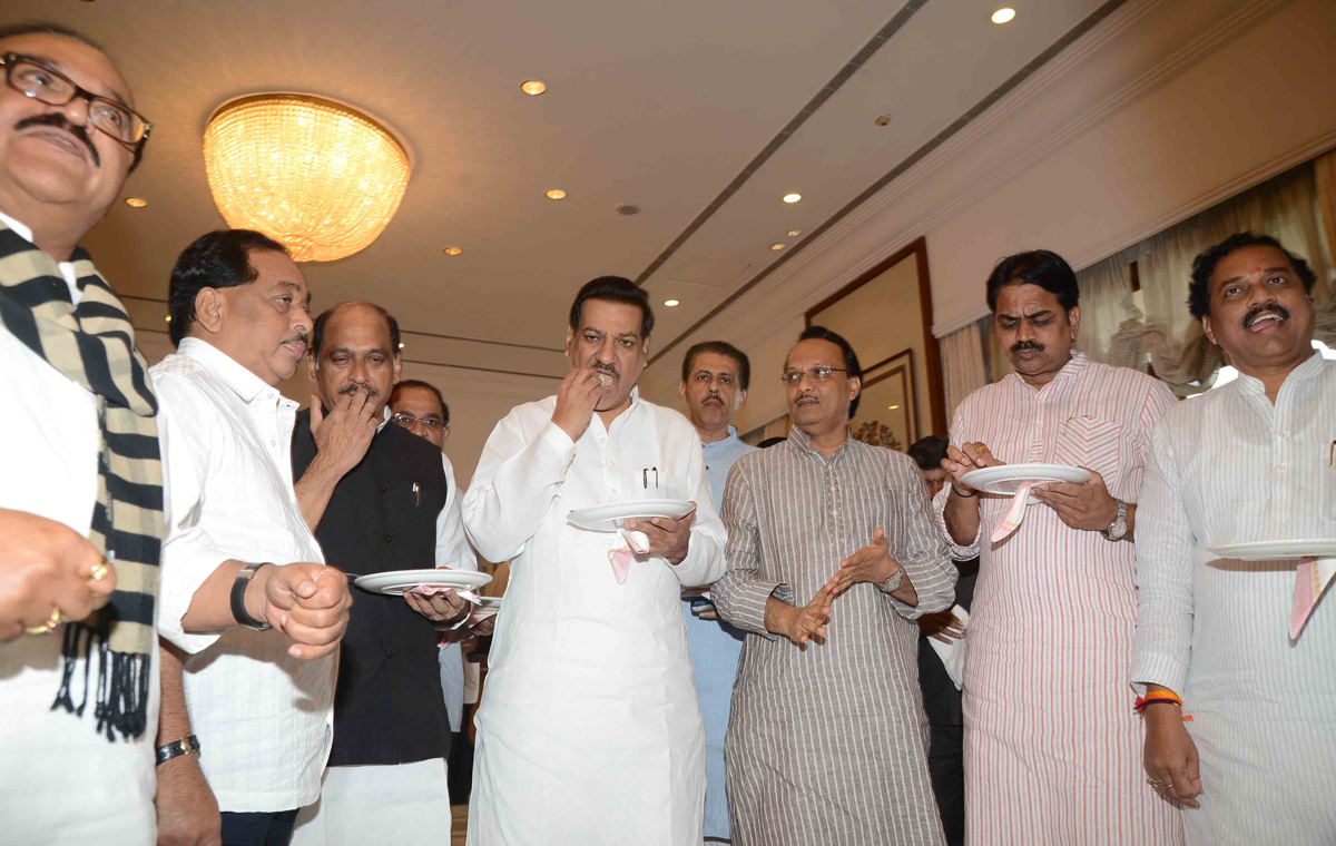 CHIEF MINISTER PRITHVIRAJ CHAVAN TEA PARTY BEFORE SESSION AT SAHYADRI GUEST HOUSE MALBAR HILL.