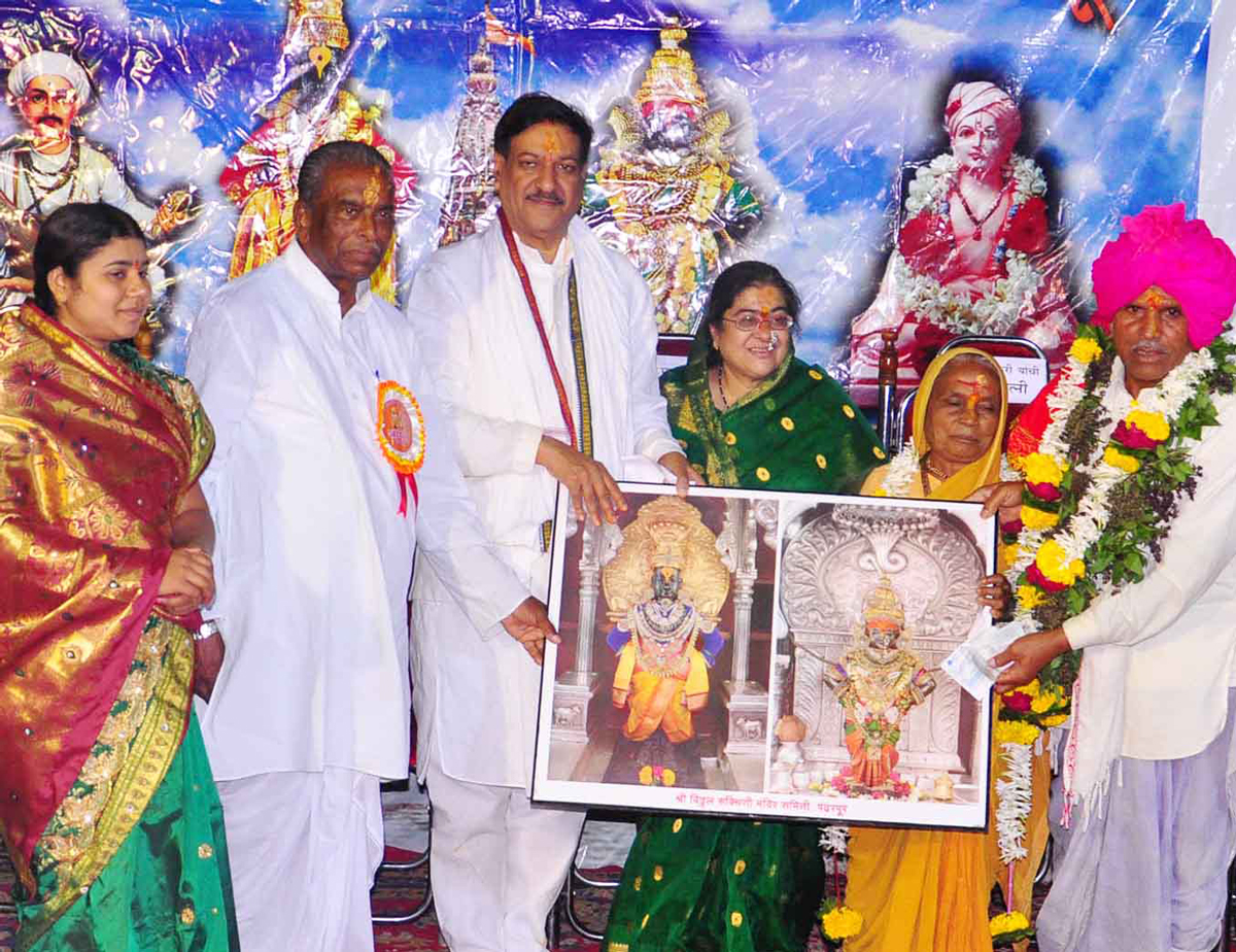 CHIEF MINISTER PRITHIRAJ CHAVAN WITH WIFE SMT.SATVSHILA CHAVAN FOR VITHOO MAVALI DARSHAN AT PANDHARPUR.