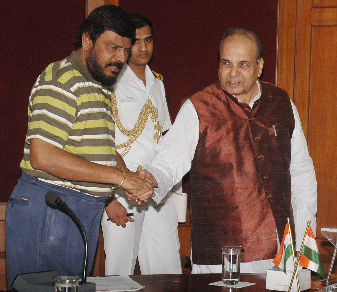RPI PRESIDENT RAMDAS ATHAVALE MEETS GOVERNOR OF MAHARASHATRA K.SHANKARNARAYANAN AT RAJ BHAVAN.