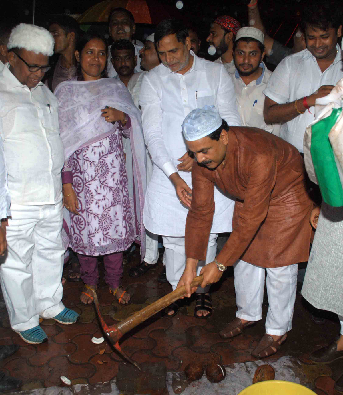 MINISTER ARIF NASIM KHAN & MINISTER VARSHATAI GAIKWAD DURING BHOOMI POOJAN OF WIT GARDEN AT DHARAVI.
