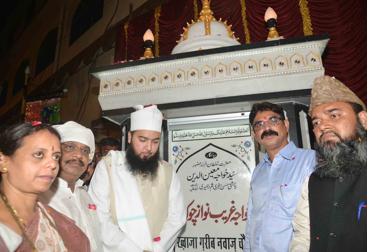 SHAHEJADA-E-SHAHIDEED-E-RAAH-E-MADINAH HAJRAT SAYED MOULANA MOINUDDIN ASHRAF ASHARAFI URF MOIN MIYAN INUAGURATES KHWAJA GABIR NAWAJ CHOWK AT REAY ROAD.