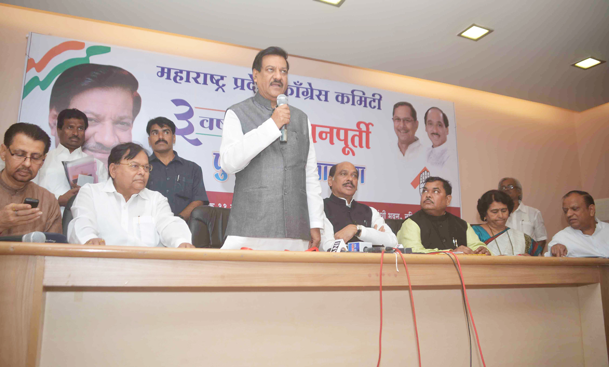 CHIEF MINISTER PRITHVIRAJ CHAVAN & MPCC PRESIDENT MANIKRAO THAKRE AT GANDHI BHAVAN.