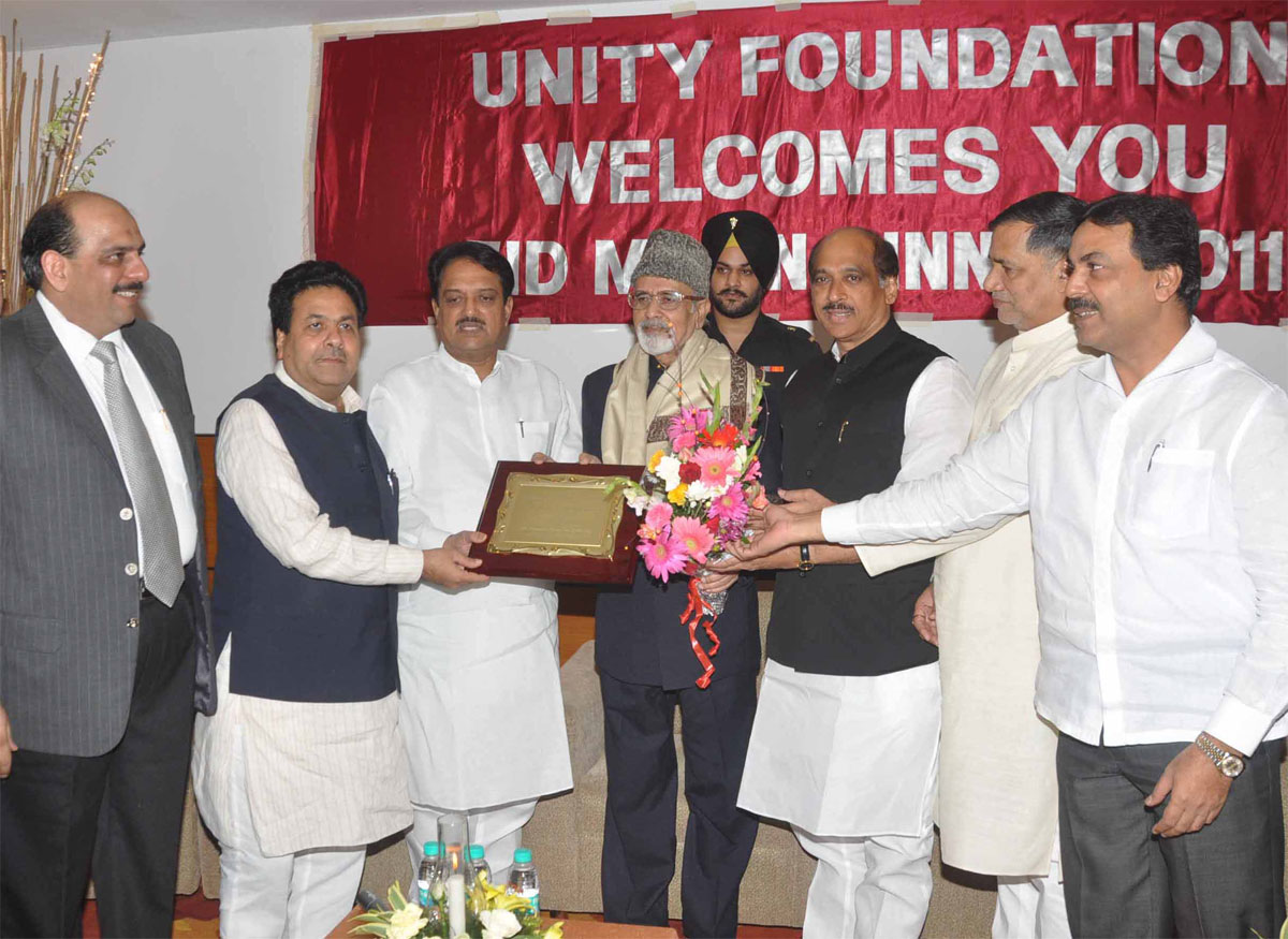 UNION MINISTER VILASRAO DESHMUKH FELICITATING DR.SAYYED AHMED GOVERNOR OF JHARKHAN IN MUMBAI.