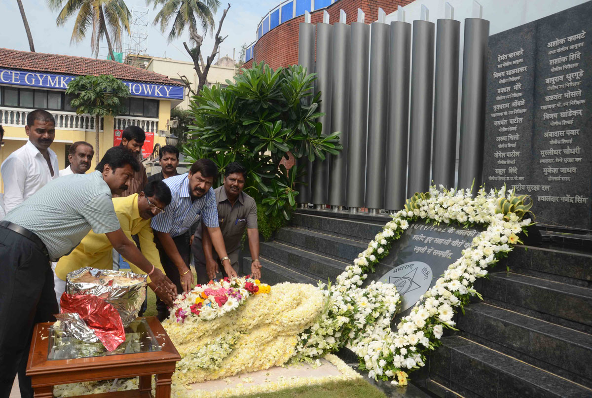 SALUTE TO THE VICTIMS OF 26/11/2008 MUMBAI TERROR ATTACK BY RPI PRESIDENT RAMDAS ATHAWALE.