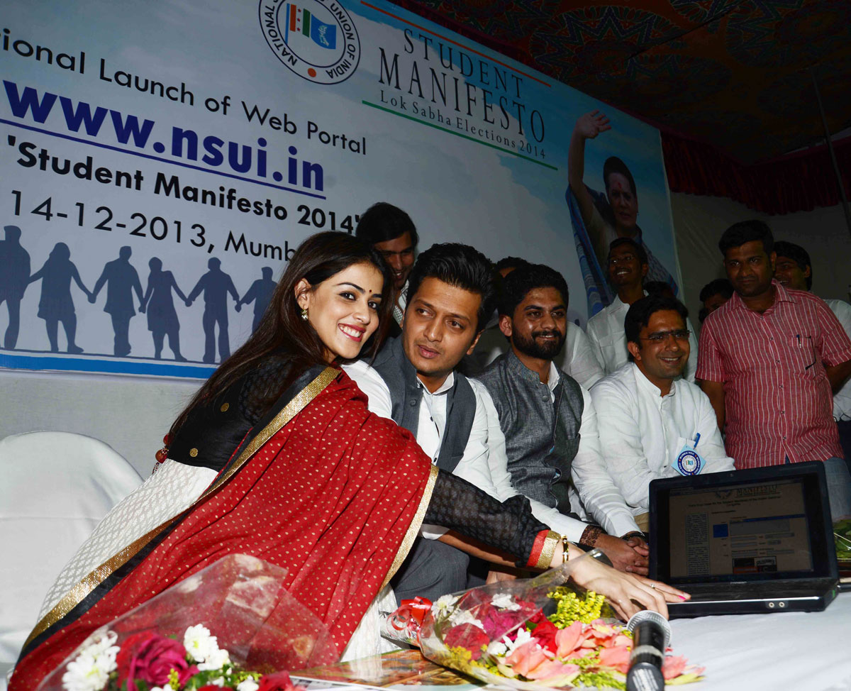 Cine Stars Mr.Ritesh & Mrs.Genelia Deshmukh launched NSUI web portal (www.nsui.in) at Mumbai Patrakar Sangh CST.