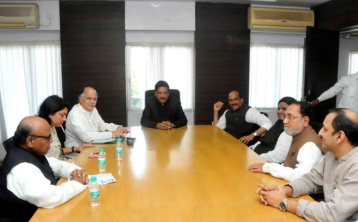 Chief Minister Prithviraj Chavan with Congress Party Leaders at Mantralay.