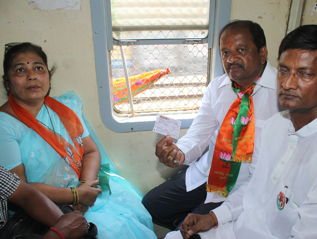 Mahayuti MP.Candidate Gopal Shetty travelled by local Train to  File his Nomination Form at Bandra Dist.Administrative Collector Office.