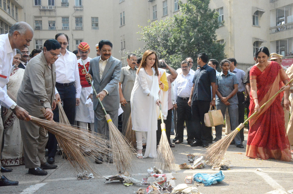 Maharashtra Governor Ch.Vidyasagar Rao with Nita Ambani to launch Swachhata Abhiyan at JJ Hospital ,Byculla Vegetable & Fruit Market.