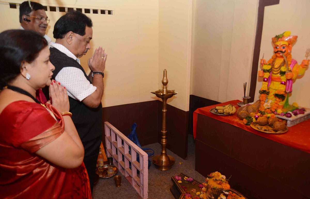 Congress Leader & Ex.Chief Minister Narayanrao Rane Visit BEST Nagar Goregaon to Inaugurate Malvani Jatra Festival.