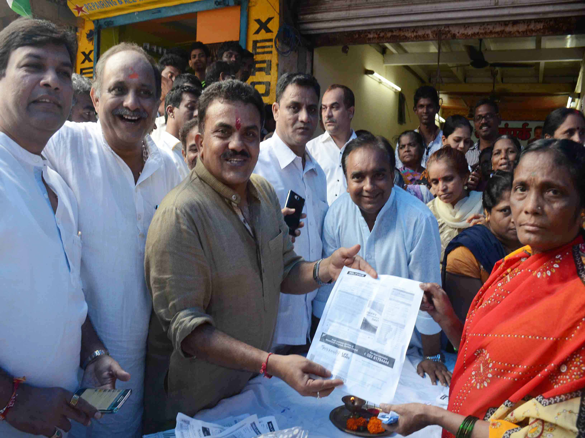 MRCC President Sanjay Nirupam Organised Signature Campaign to Protest against Hike Rates of Electricity Bill.