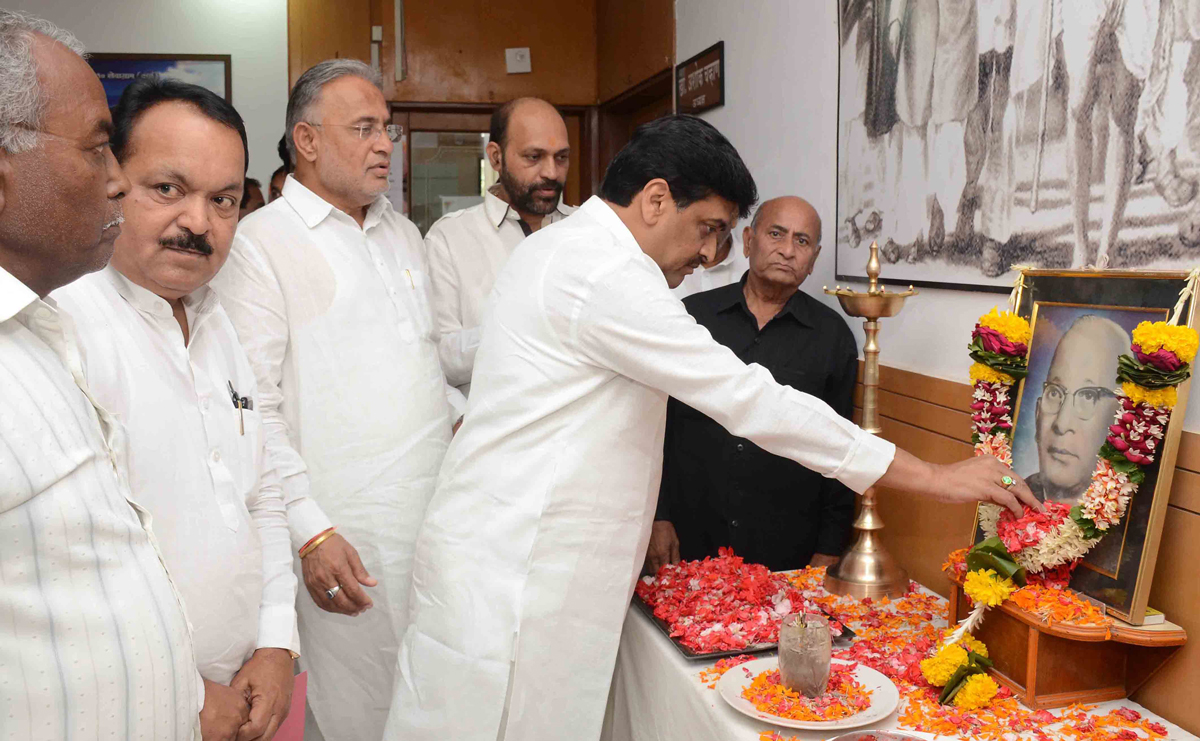MPCC President Ashokrao Chavan Paying Homage to Former Chief Minister of Maharashtra Marotrao Kannamvar on his Death Anniversary at Tilak Bhavan Dadar.