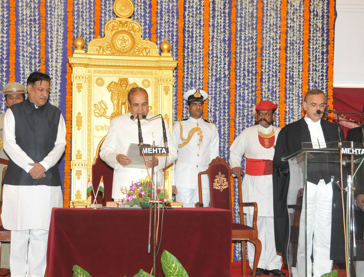 CHIEF JUSTICE OF BOMBAY HIGH COURT JUSTICE MOHIT SHAH,GOVERNOR OF MAHARASHTRA K. SHANKARANARAYANAN & CHIEF MINISTER PRITHVIRAJ CHAVAN, AT RAJ BHAVAN.
