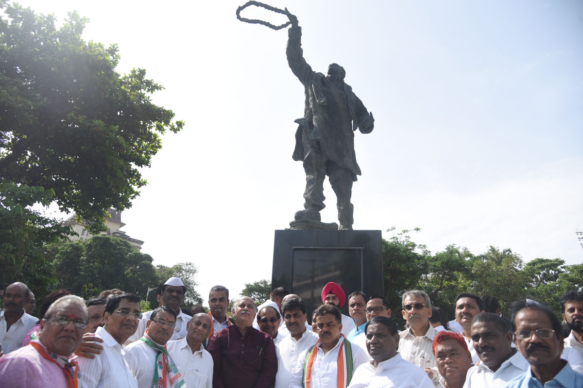 Maharashtra State Congress & Mumbai Congress Leader's Paying Homage to Bharat Ratna Late.Prime Minister Rajiv Gandhi on his 72nd Birth Anniversary at Cooperage Maidan.