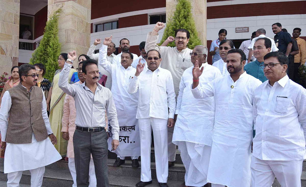 #NagpurSession: Opp.Leader's Protest at 3rd Day Assembly Winter Session Nagpur Vidhan Bhavan.